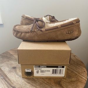 UGG Australia Women’s Dakota Slippers new in box !